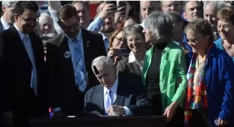 Why Do Politicians Use Several Pens When Signing Important Documents? [VIDEO]