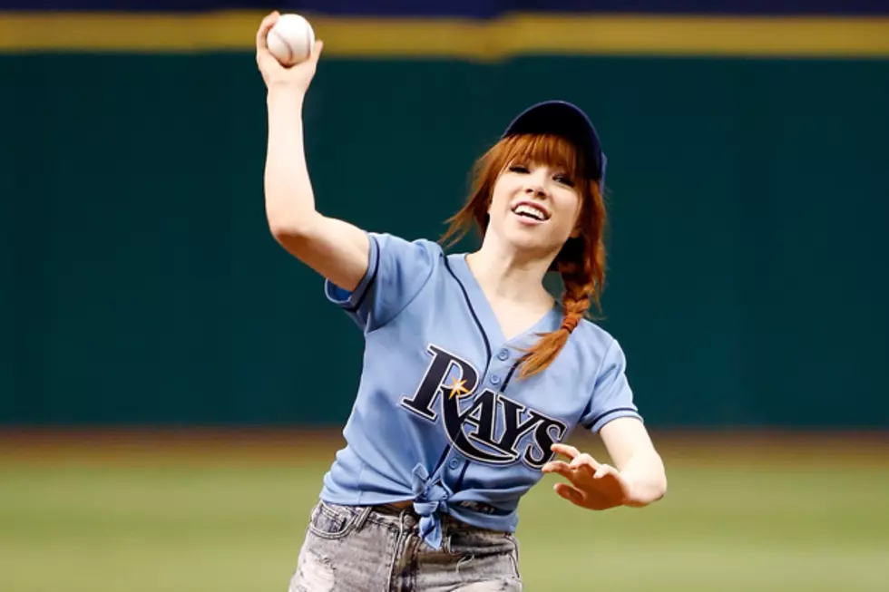 Carly Rae Jepsen Has an &#8220;Off-Pitch&#8221; Performance Throwing Out the First Pitch at a Tampa Bay Rays Game [VIDEO]
