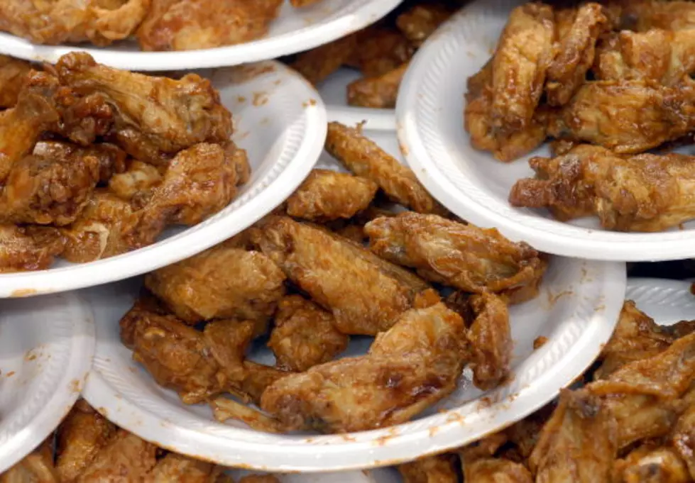 Nebraska Mom Dominates Wing Eating Contest [VIDEO]