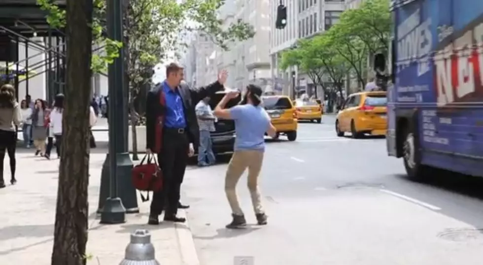 Random Guy High Fives People Hailing Cabs in New York [VIDEO]