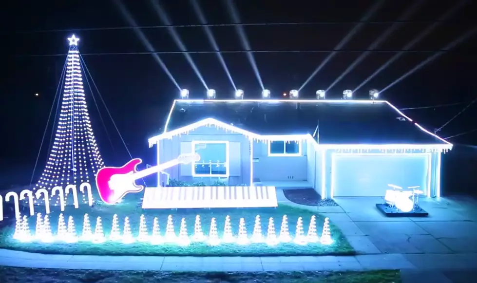 Check Out This Over The Top Christmas Light Show Using &#8216;Star Wars&#8217; Music &#8211; The Force is Strong With This One [VIDEO]