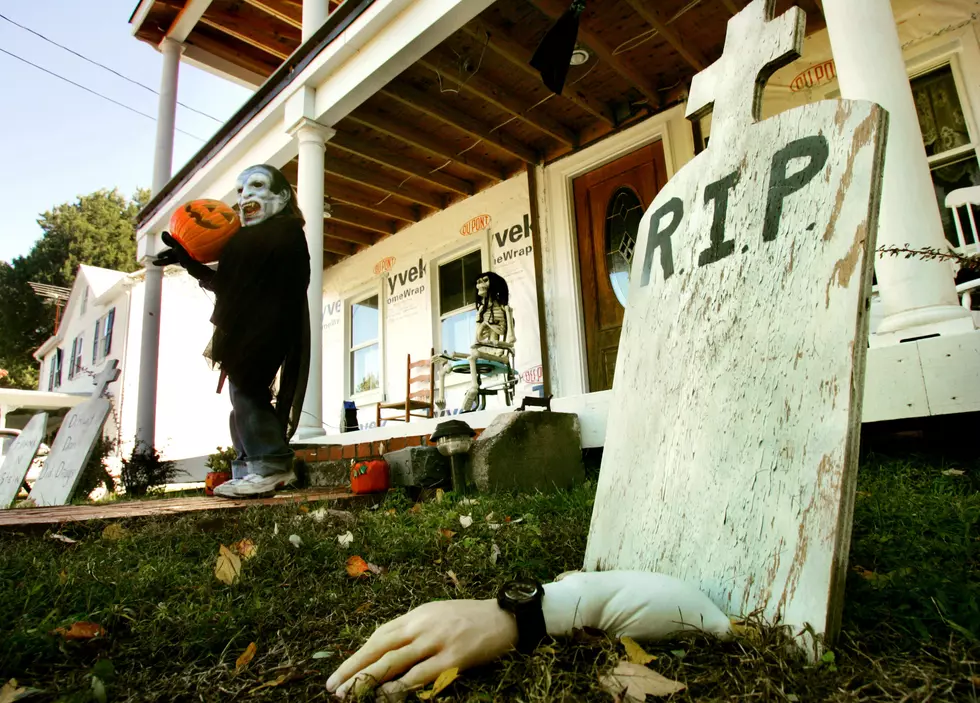 Ohio Neighborhood Is Furious Over One Home&#8217;s Halloween Decorations [VIDEO]