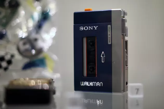 Kids are Stumped at How to Use a Walkman Cassette Player [VIDEO]