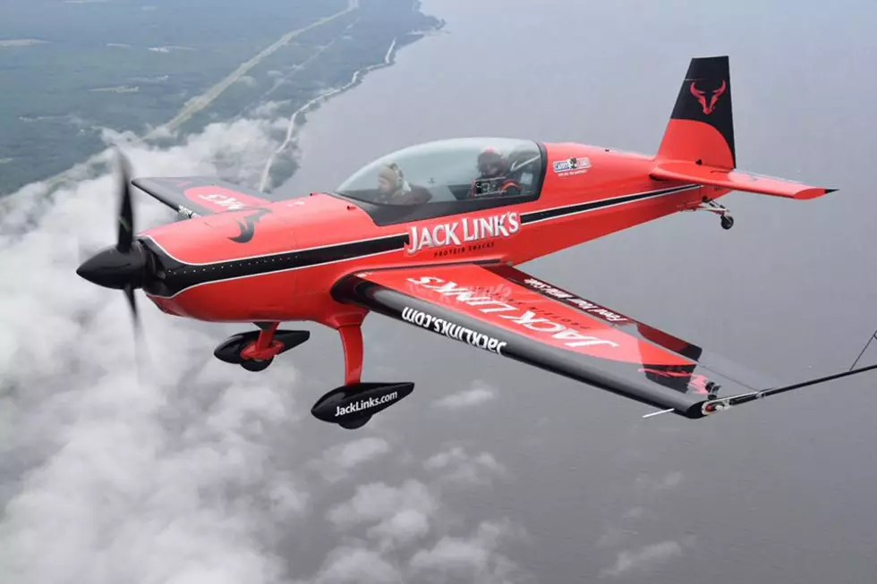 Ian Flies Over Duluth In The Extra300 Screaming Sasquatch Stunt Plane [VIDEO]
