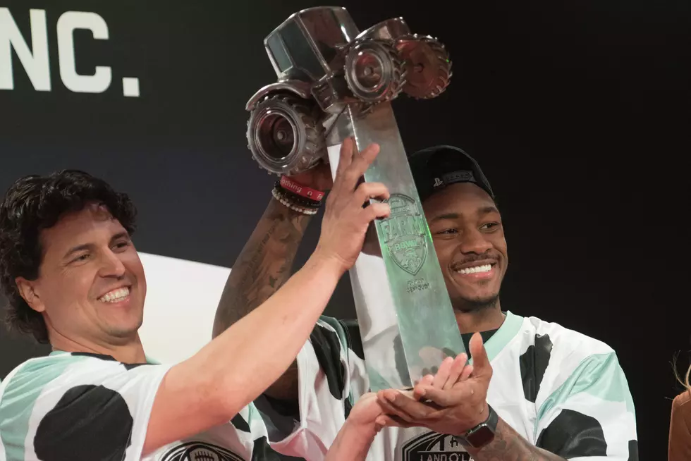 Vikings Wide Receiver Stefon Diggs Hoists Land O’ Lakes Farm Bowl Trophy [VIDEO + PHOTOS]