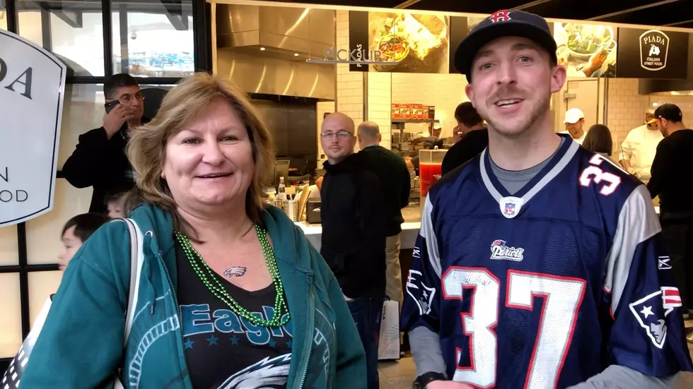 Patriots Fan and Eagles Fan Face Off In Minnesota Trivia [VIDEO]
