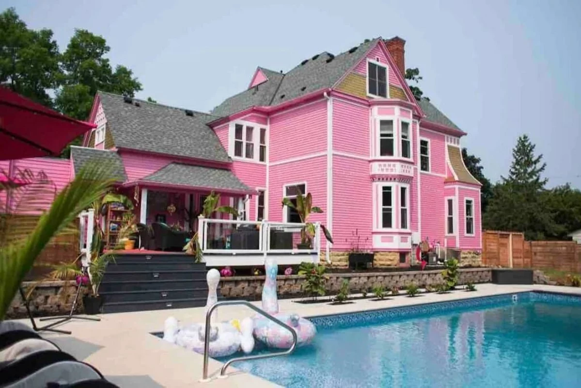 Розовый дом с бассейном