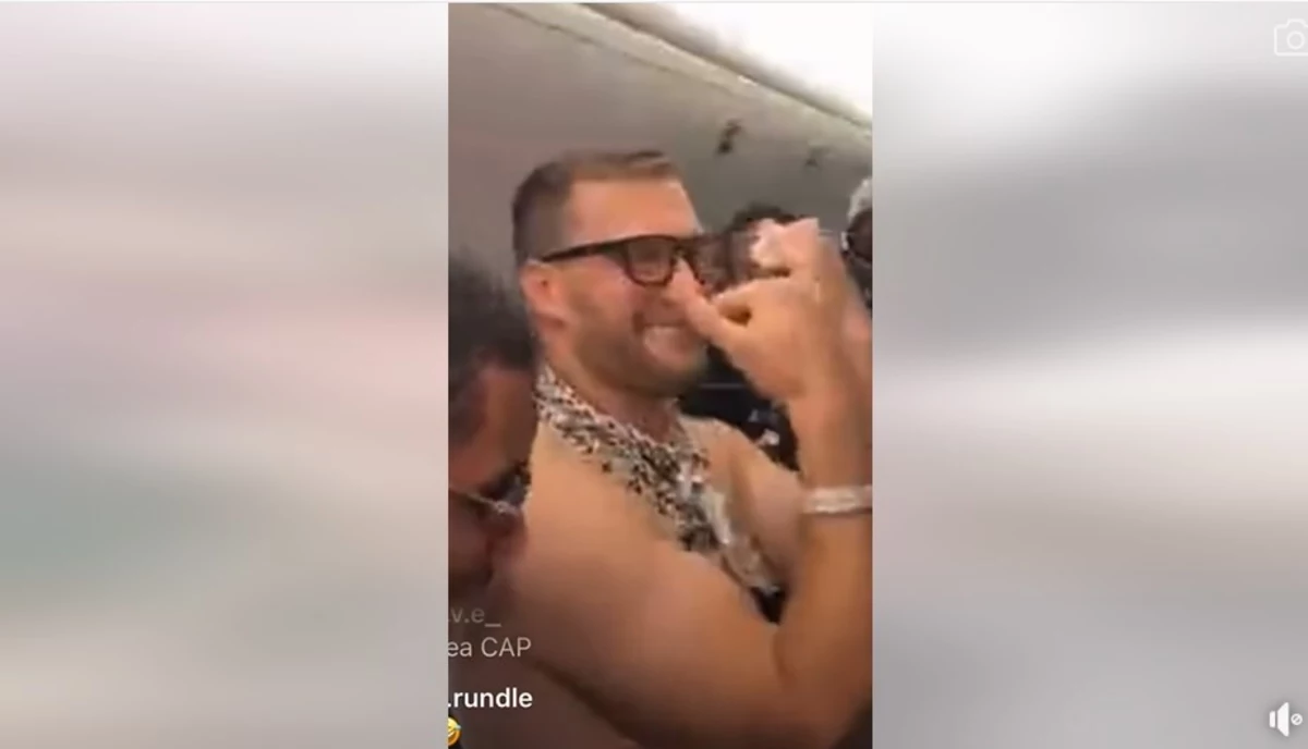 Watch Kirk Cousins Celebrating On Plane After Vikings Win