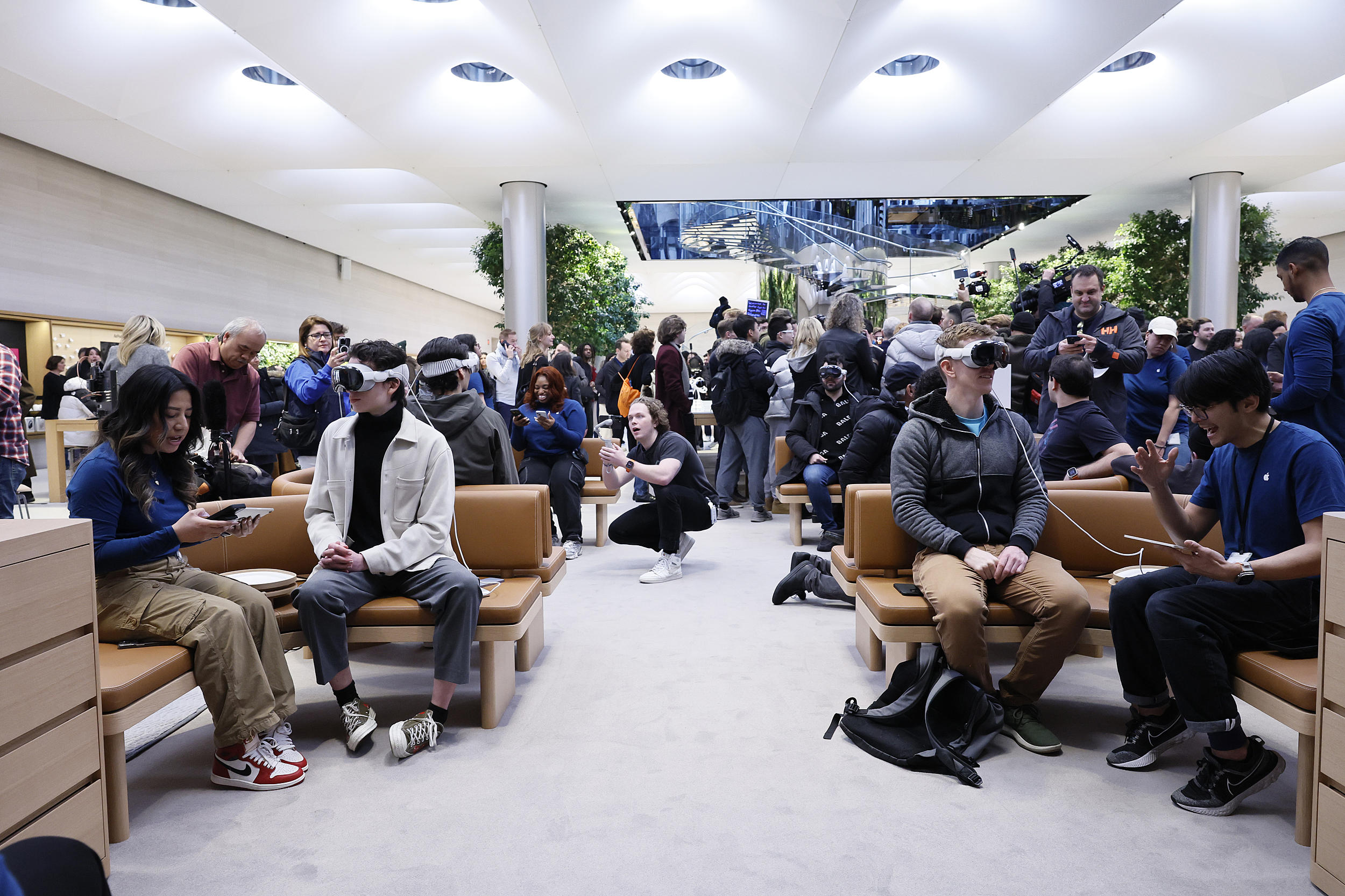 Here's What Apple's Vision Pro Demo Experience Is Like, image size:2500x1666