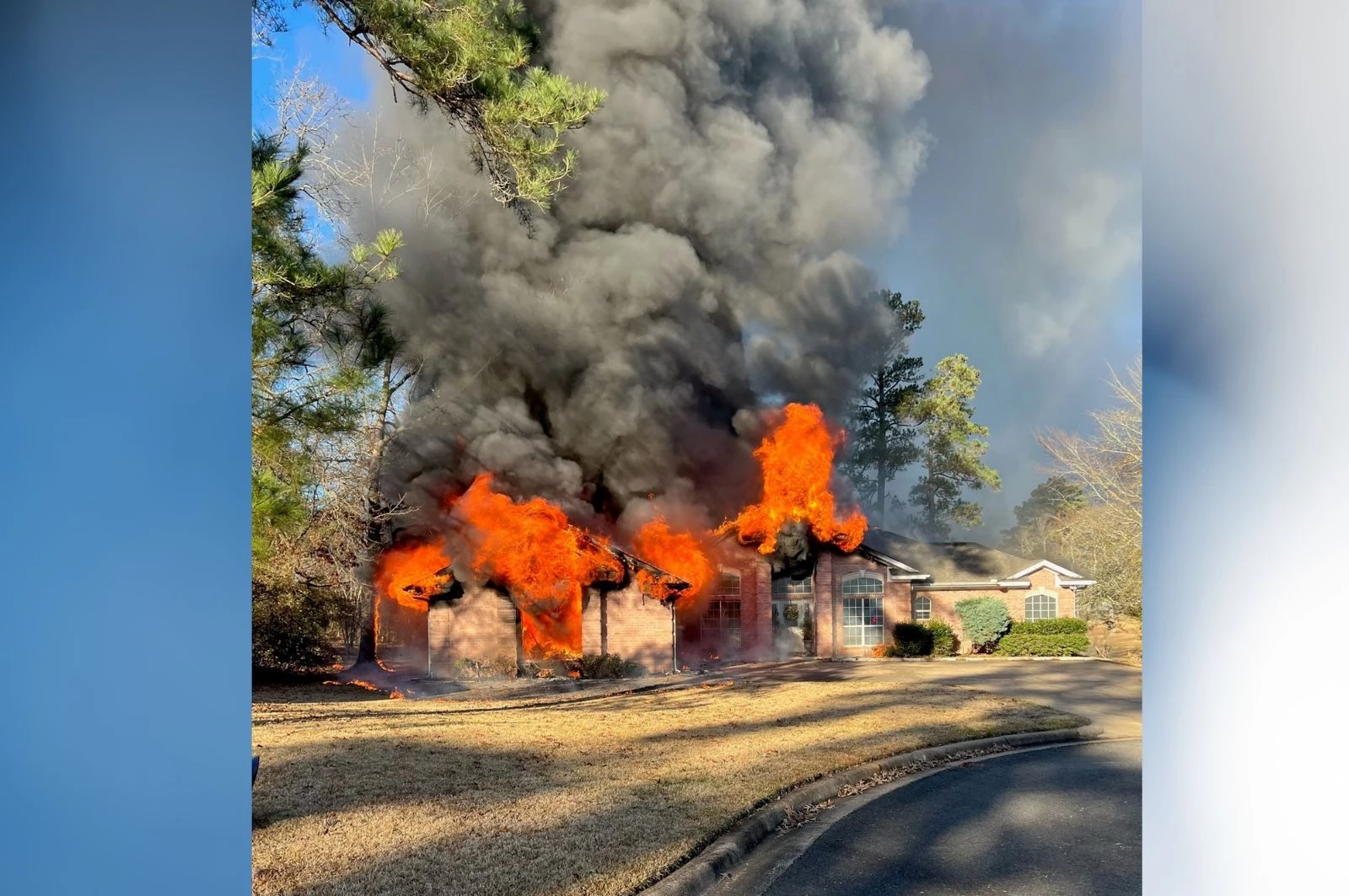 Crown Colony Family Safe After Massive Housefire In Lufkin, Texas foto foto