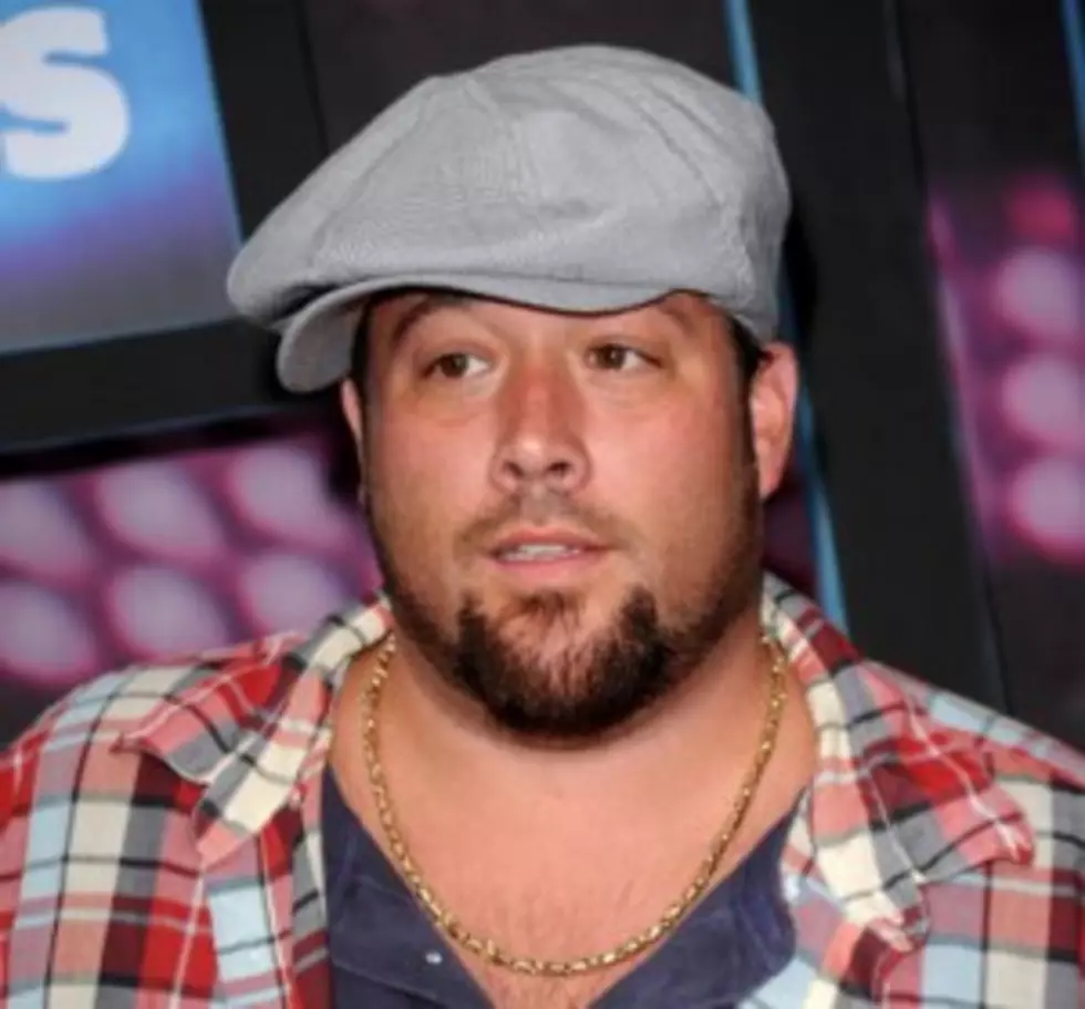 Uncle Kracker Performs at Mickey Rats [Video]