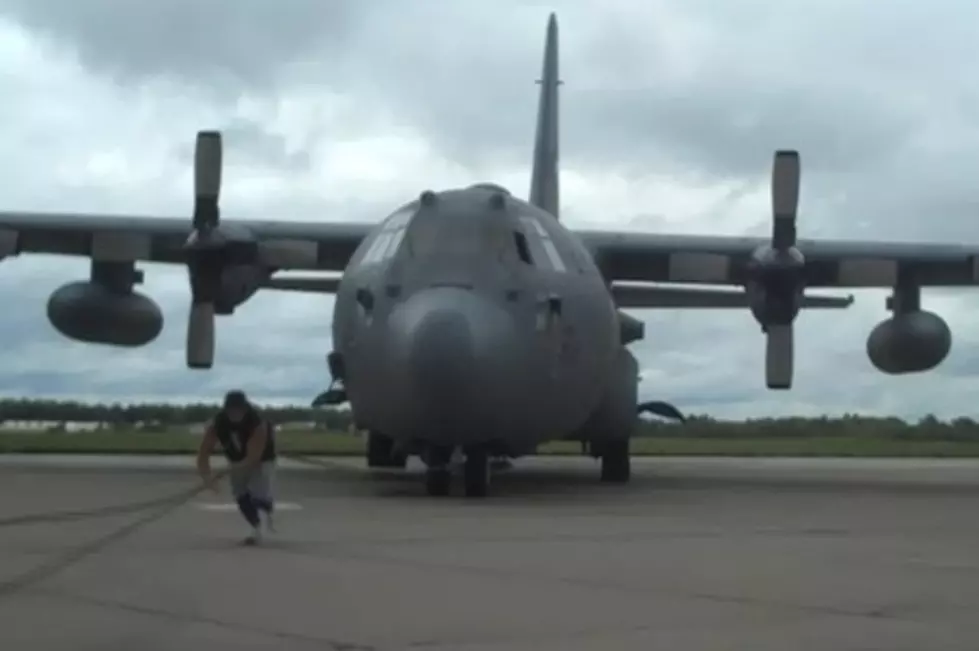 Strongman Mark Kirsch Pulls C-130 Cargo Plane in Preparation for Niagara Falls Air Show [VIDEO]