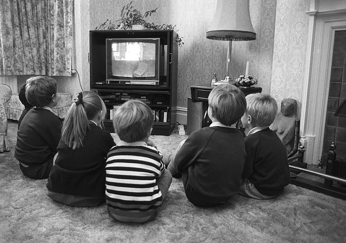 Просмотр передачи телевизора. Советские дети у телевизора. Советская семья перед телевизором. Телевизор 90х. Черно белое Телевидение.