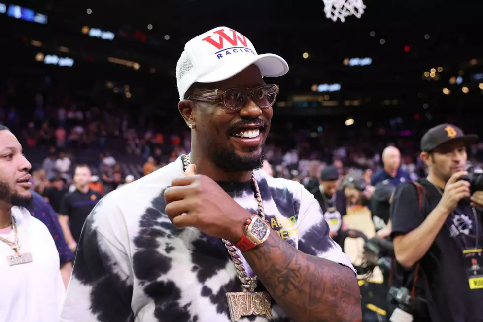 WATCH: Von Miller works on his chipping game