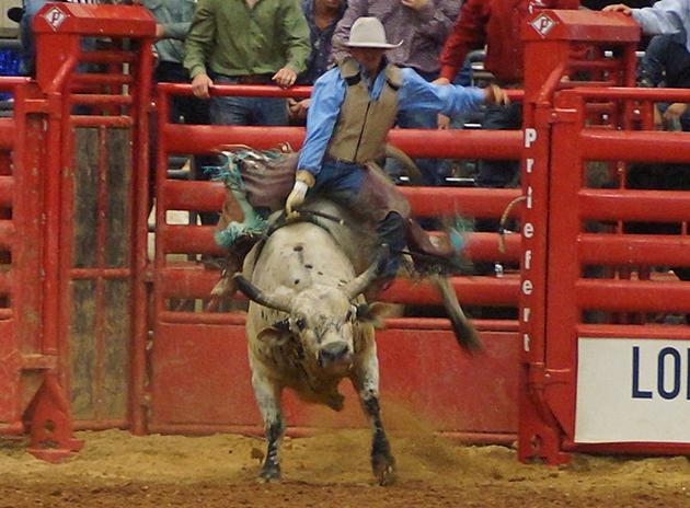 Xtreme Bull Riding at the Four States Fair &#038; Rodeo