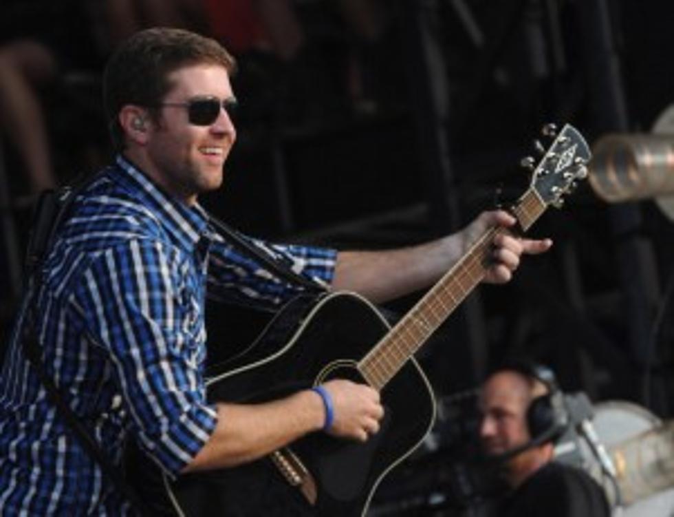 Josh Turner Goes For A Train Ride, Reba McEntire Clowns Around &#8211; Today In Country Music History [VIDEO]