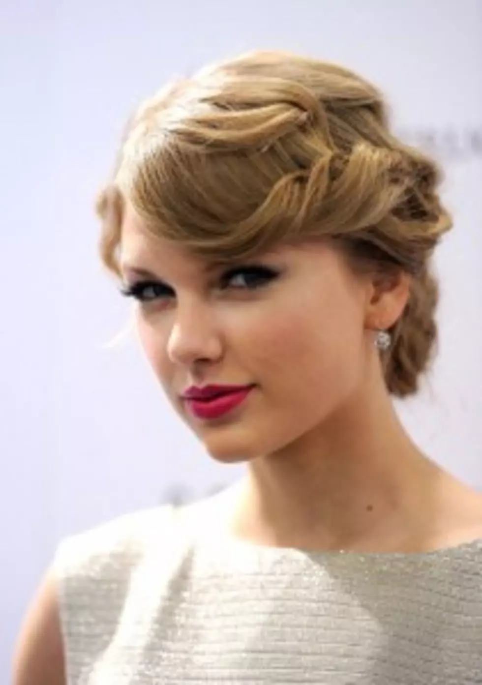 Taylor Swift Strikes Gold, Dolly Wears Another Color &#8211; Today In Country Music History [VIDEO]