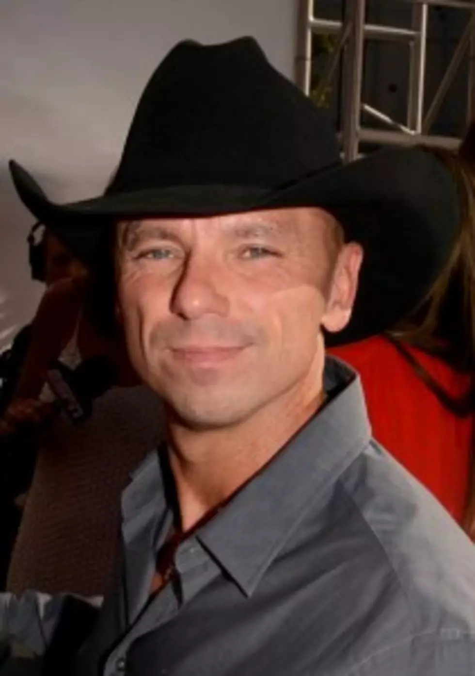 Kenny Chesney Surprises Tootsie, Tim McGraw Gets Angry &#8211; Today In Country Music History