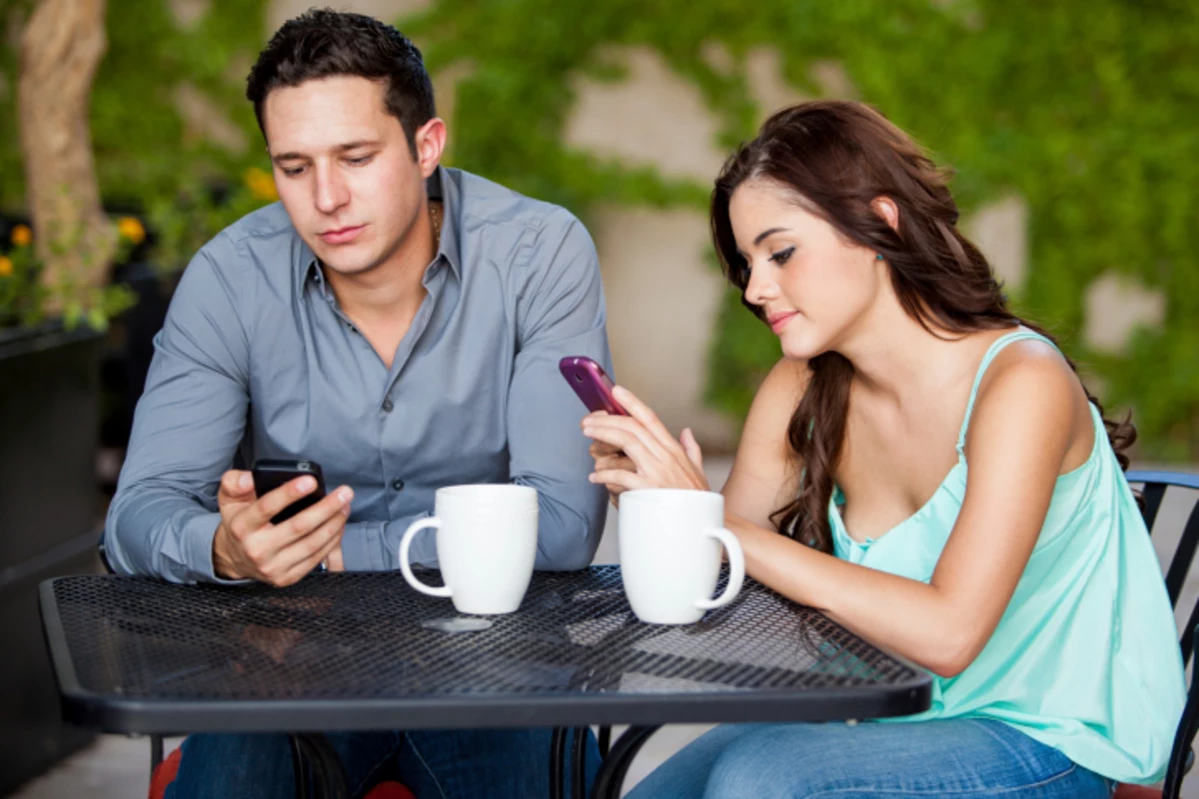 Dating App Will Pay You $100 to Not Use Your Phone on a Date.