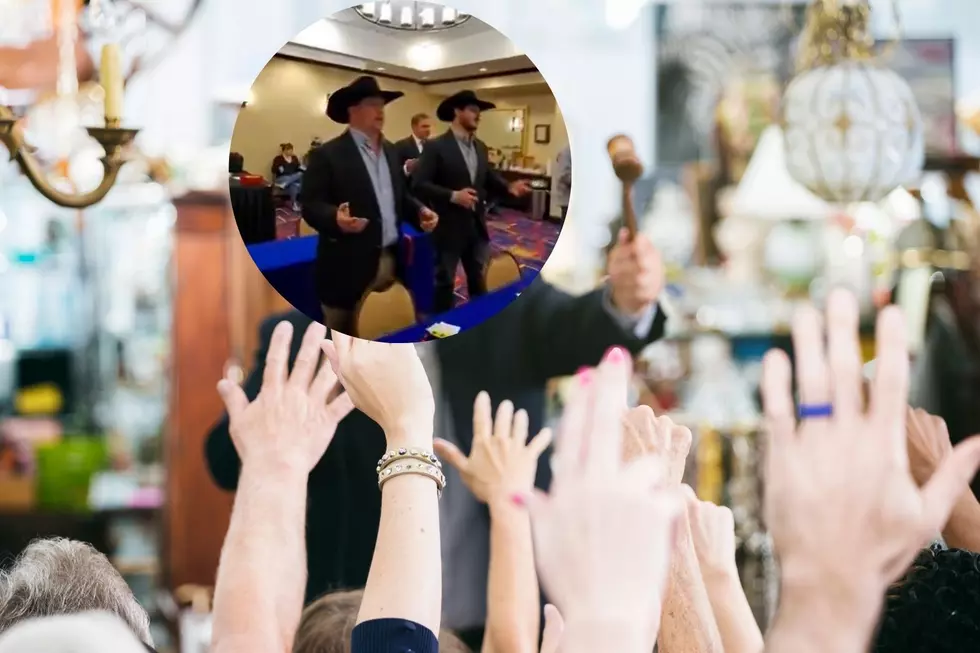 Watch Texas Students Training to Become Auctioneers