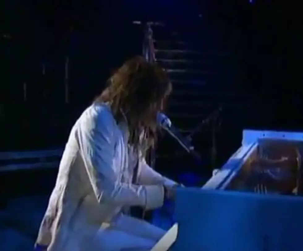 Steven Tyler Sings Dream On On American Idol [VIDEO]
