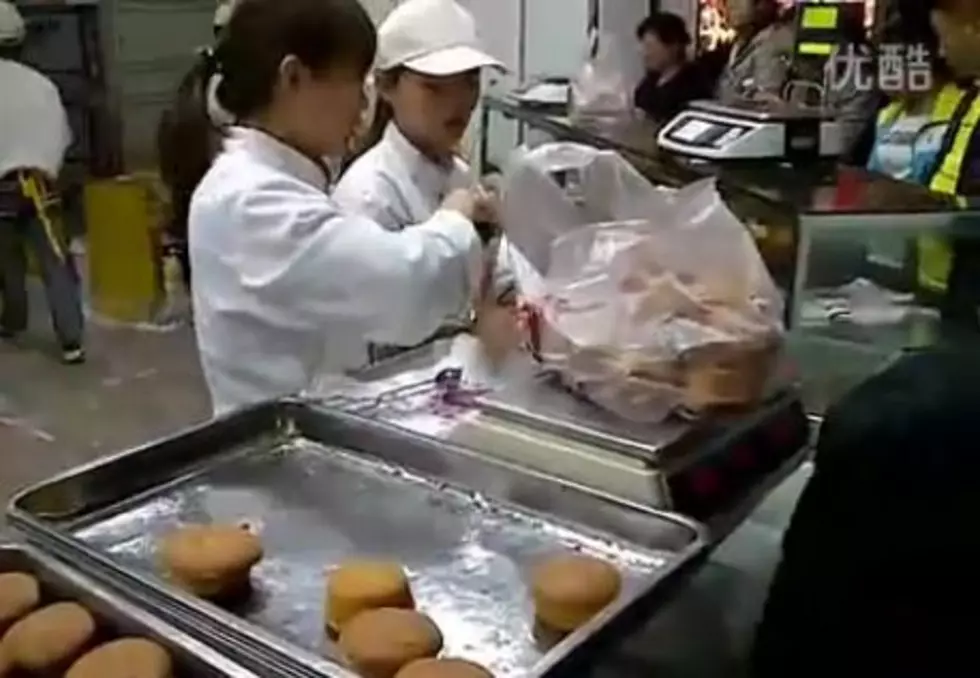 Crazy Fast Hand Cake Lady [VIDEO]