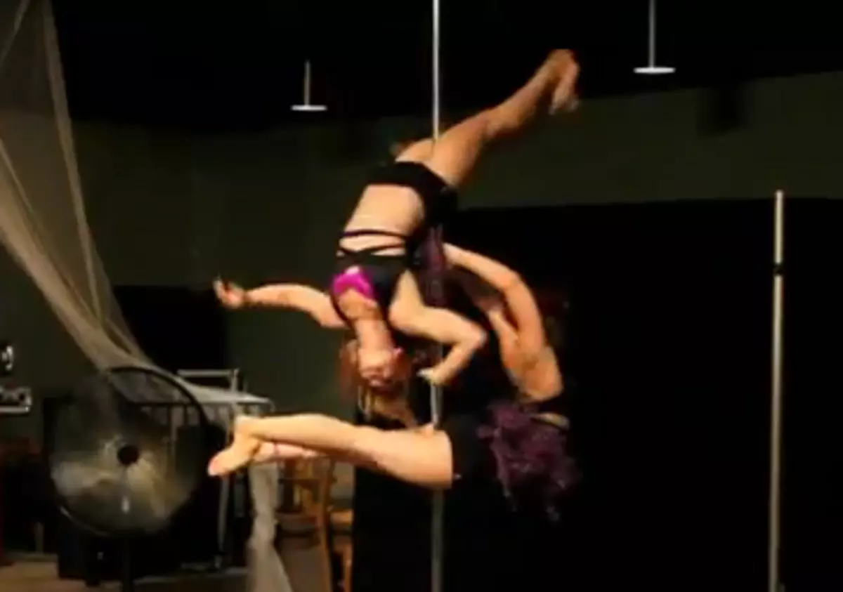 Sexy TwoWoman Pole Dance VIDEO