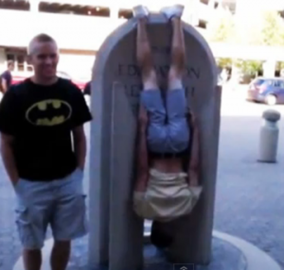 Batmanning – The New Planking [VIDEO]