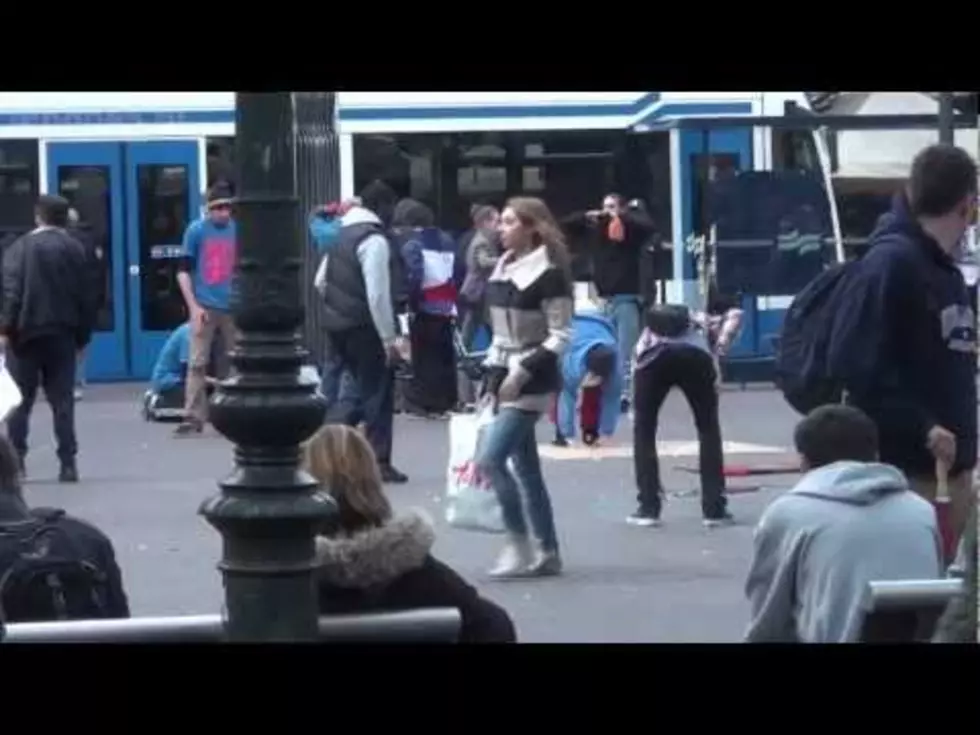 The First iPhone 5 in the Netherlands – Glued to the Sidewalk [VIDEO]