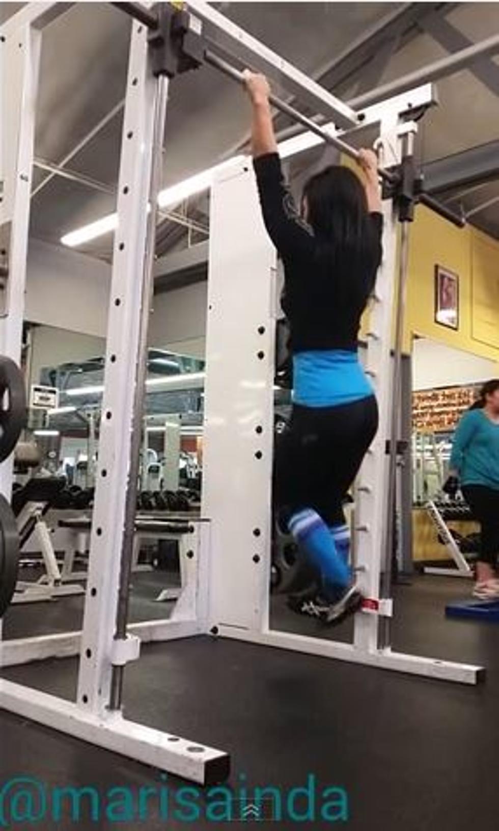 Girl Has Amazing Dance Moves on Pull Up Bar at Gym [VIDEO]