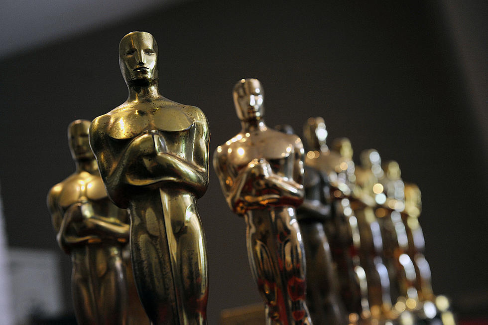 Guy Walks Around With Fake Oscar Gets Away With Everything [VIDEO]