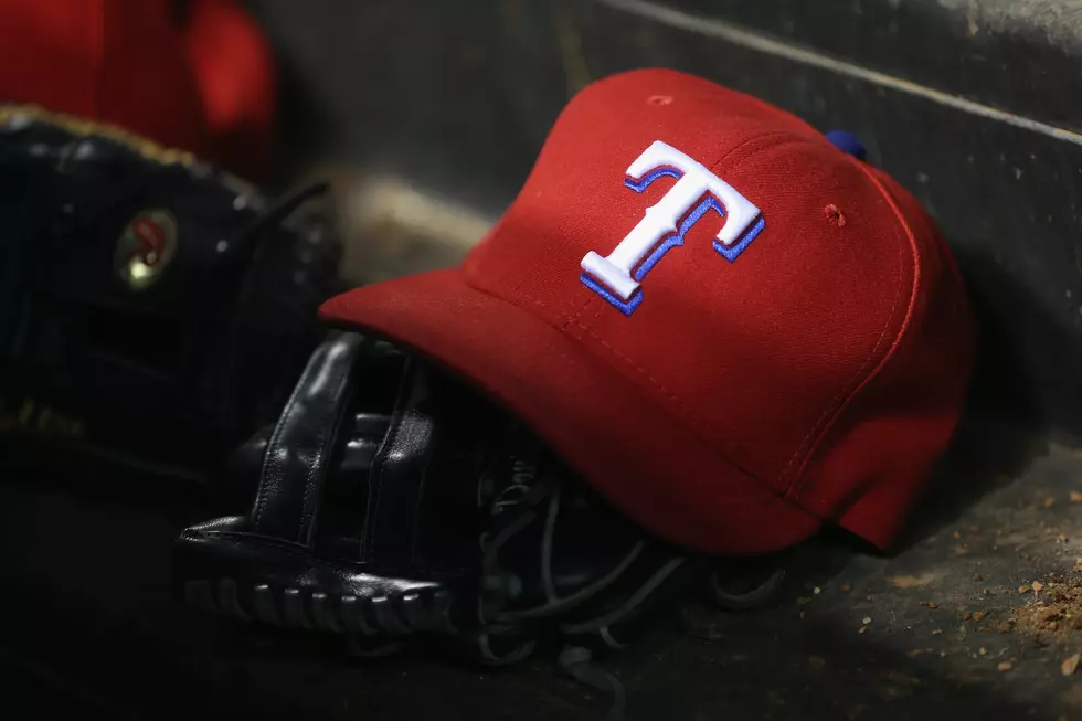 Texas Rangers Fan Catches Ball With His Hat [VIDEO]