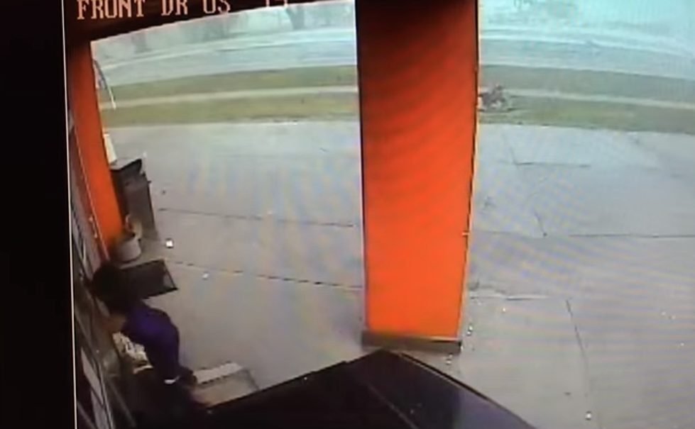 Watch a FedEx Driver Narrowly Escape an EF-3 Tornado