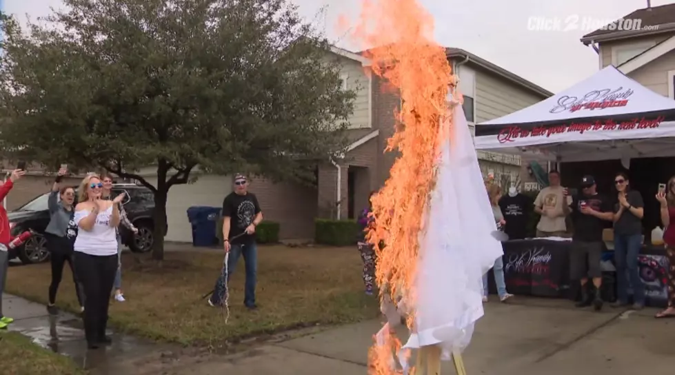 Texas Woman Hosts &#8216;Freedom From A&#8211;holes&#8217; Garage Sale After Divorce