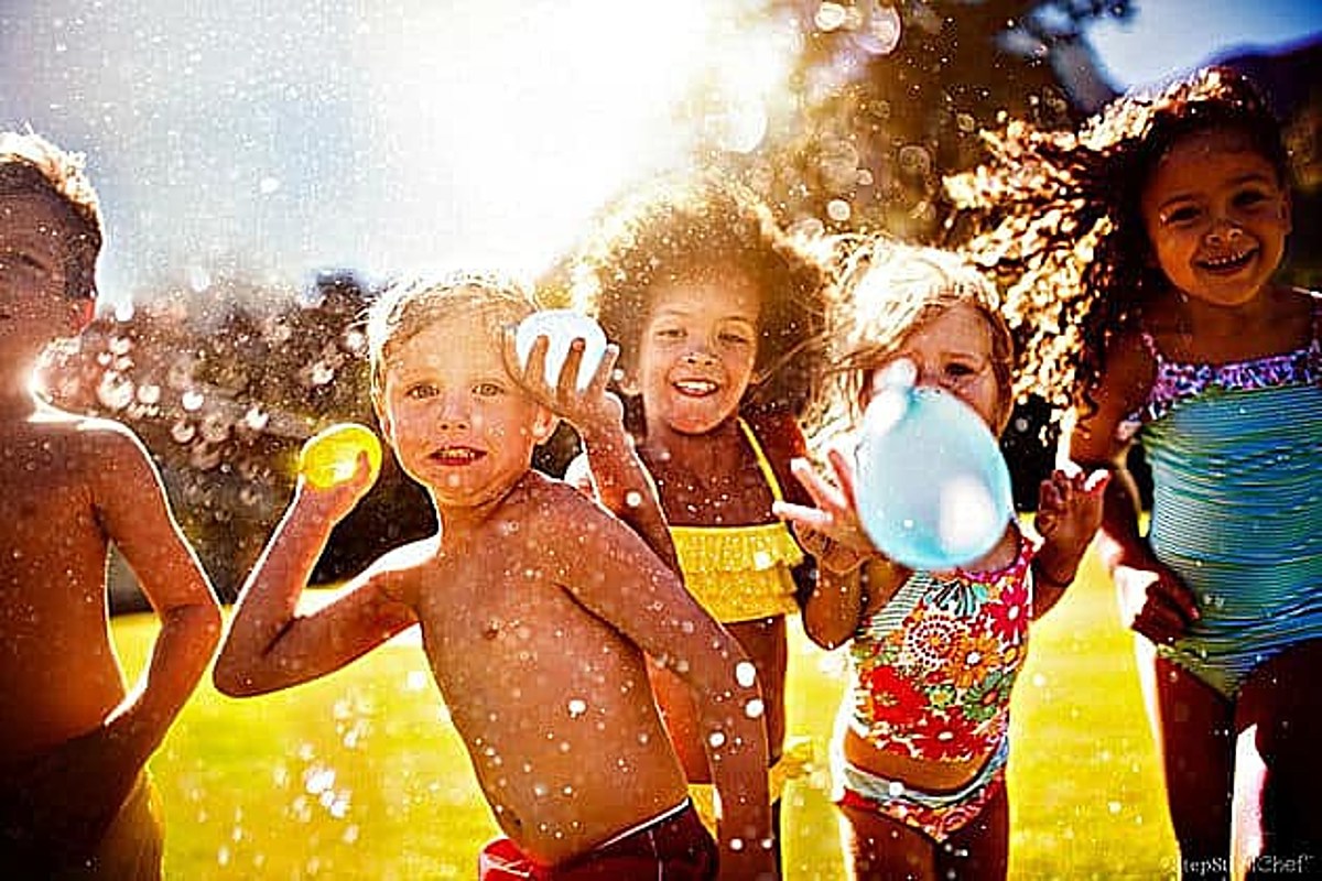 Water fights. Счастливый ребенок. Лето дети. Дети веселье. Лето дети веселятся.