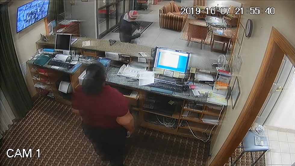 Motel Robber Sets Gun on Counter, Clerk Grabs It