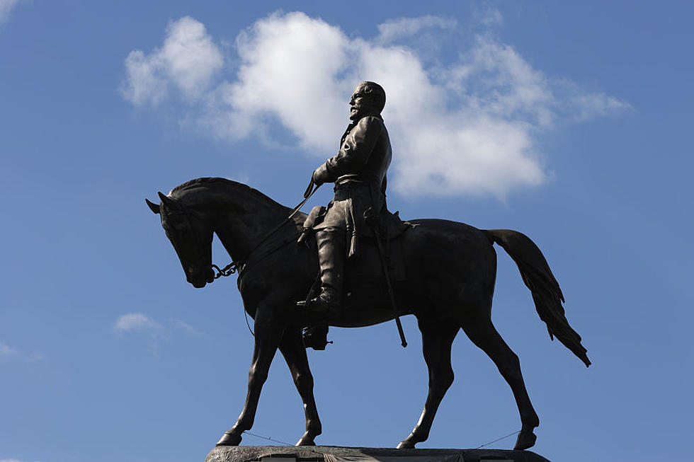 Removed Robert E. Lee Statue Hanging Out at Texas Golf Resort