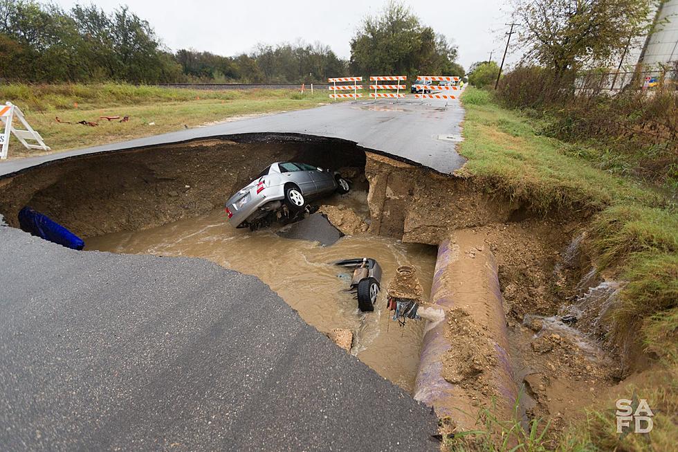 Two Cars Submerged in Giant Texas Sinkhole; One Dies, One Rescued [VIDEO, PHOTOS]