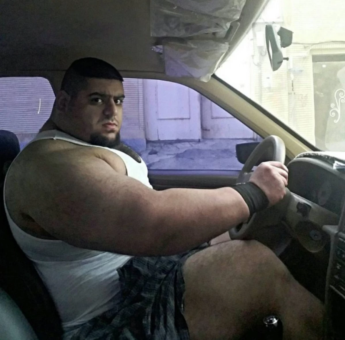 Иранский Халк в машине