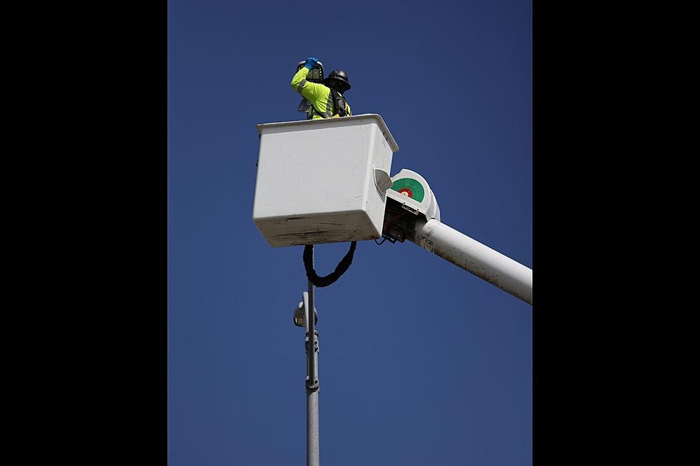City Replaces Light Bulbs on Loop 463 Street Lamps