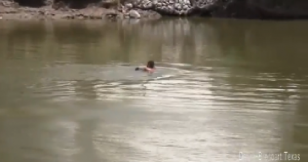 Men Swim Across Texas Rio Grande To Enter US Illegally (Video)