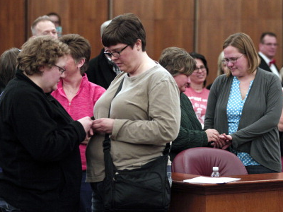 Kentucky County Clerk Defies Supreme Court, Refuses Gay Marriage Licenses [VIDEO]