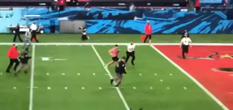 Watch Streaker Make a Dash During Super Bowl Game