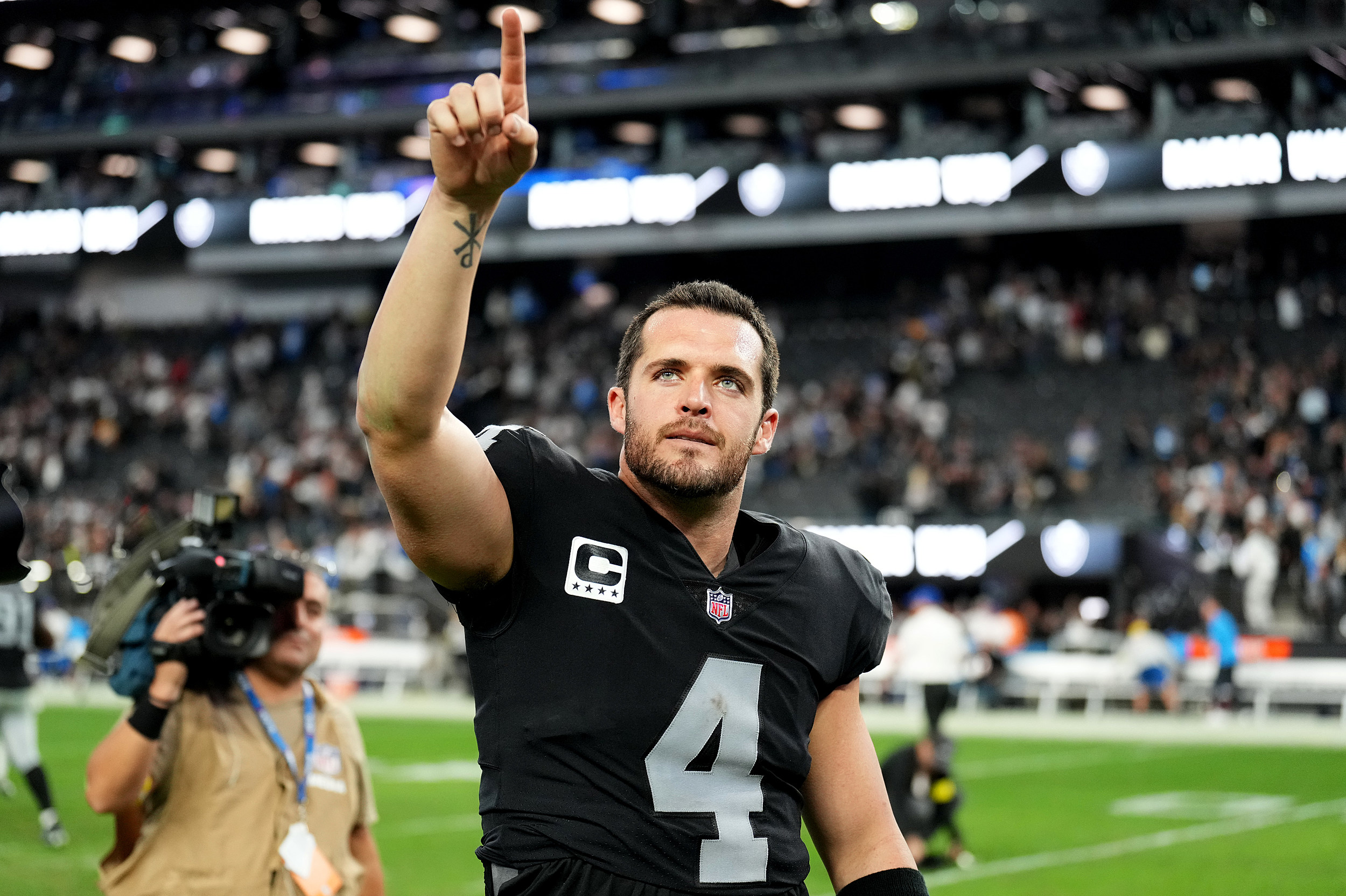 Ex-Raider Derek Carr agrees to 4-year contract with Saints