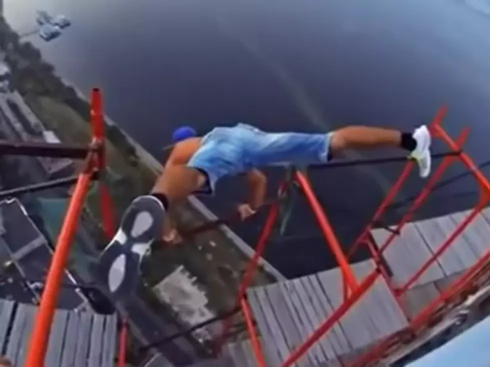 World’s Most Dangerous Workout — You Won’t Believe Where This Guy Does Push Ups! [Video]