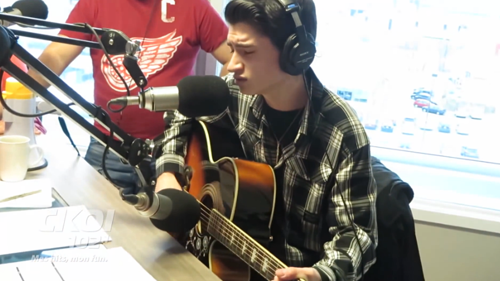 Teenager Sounds Exactly Like Elvis Presley in Amazing ‘Blue Christmas’ Cover [Video]