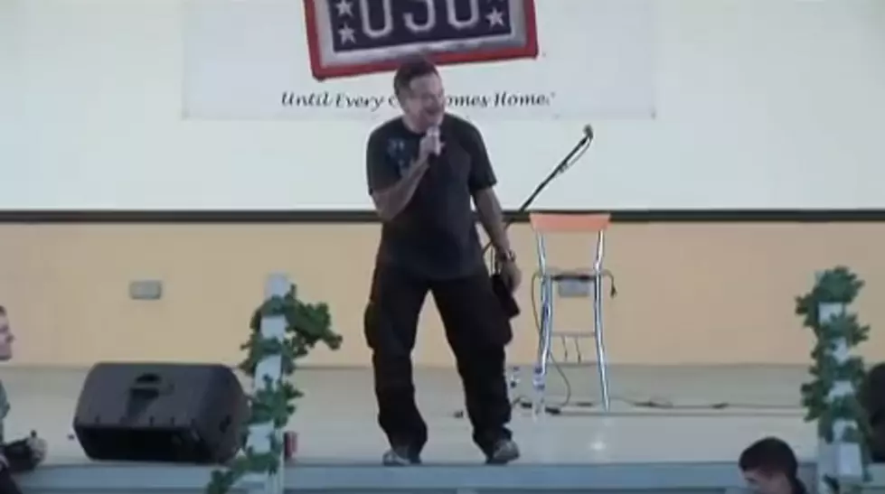 Robin Williams Stand-Up Routine as Troops “Retreat” at Camp Arifjan, Kuwait [Video]