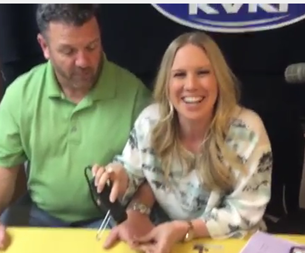 Elizabeth Gives Cory A Manicure With Jamberry Nail Wraps [VIDEO]