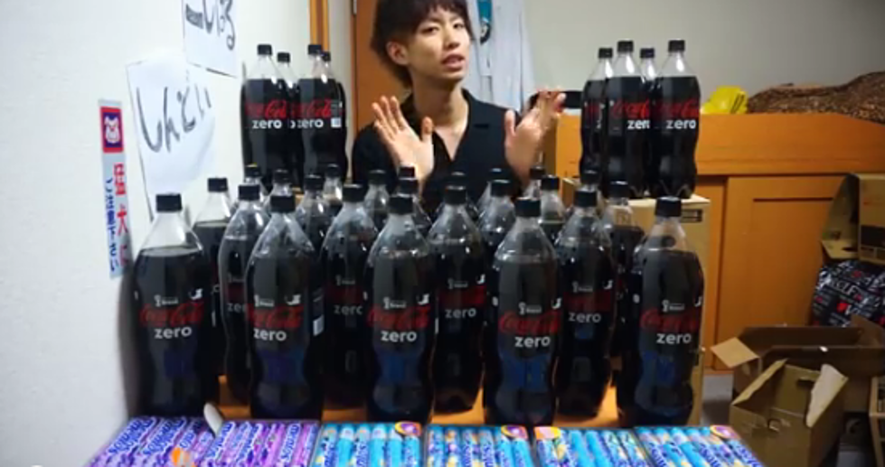 A Guy Covers Himself In Mentos and Jumps In A Bathtub of Coke [VIDEO]