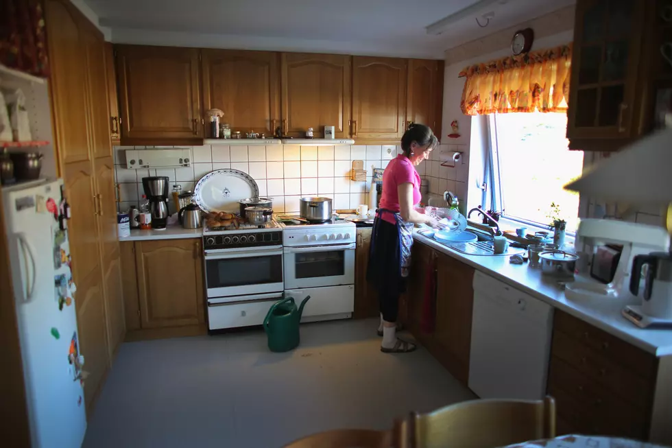 Husband Catches Wife Dancing In The Kitchen And It’s So Cute! [VIDEO]